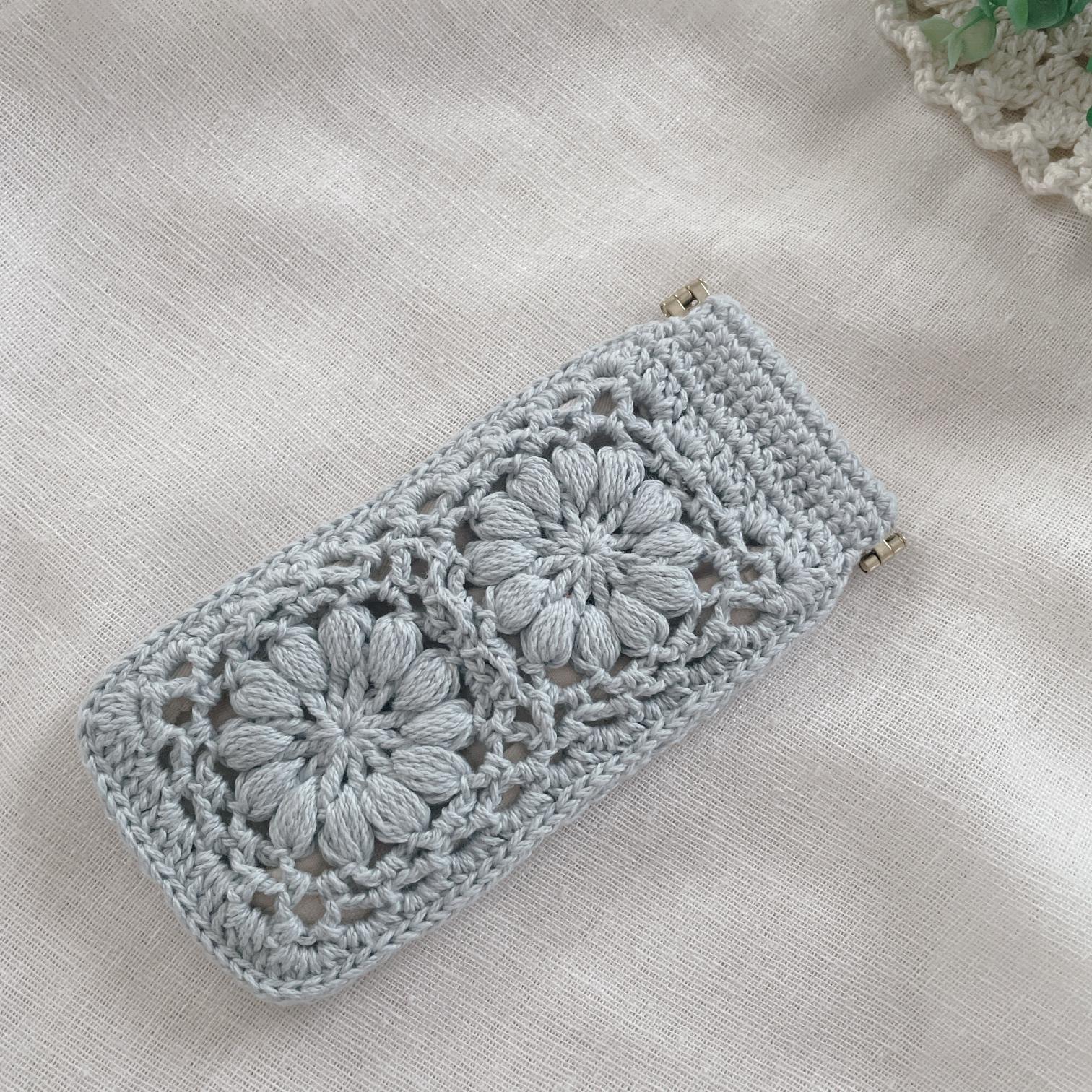 ぷっくり花モチーフのバネ口ポーチ　みずいろ